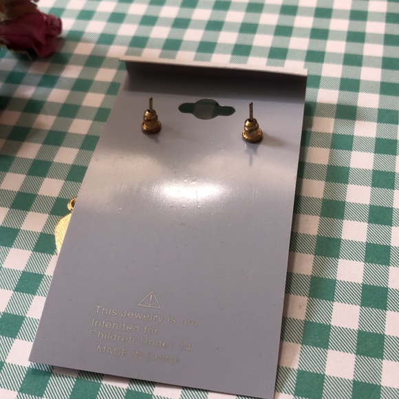 NWOT Beautiful Coral, Crystals & Gold Tone Pierced Earrings! - Picture 4 of 4